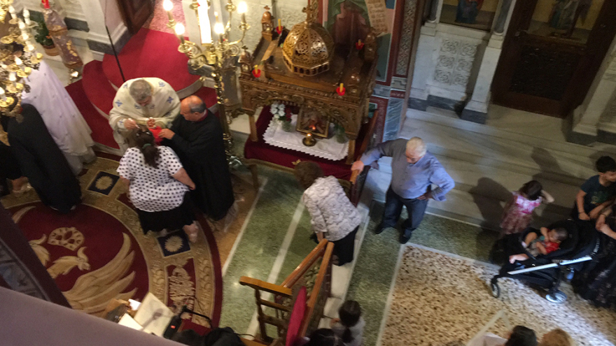 Άρση μέτρων: Άνοιξαν οι εκκλησίες  - Με βιντεοπροβολές οι λειτουργίες, σε σακουλάκια το αντίδωρο 