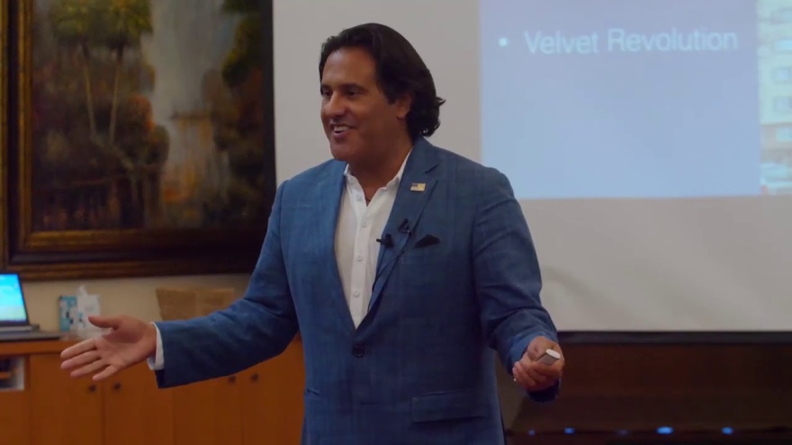 Φίλιπ Νικοζήσης: Ο ομογενής στον κύκλο των εκλεκτών του Τραμπ