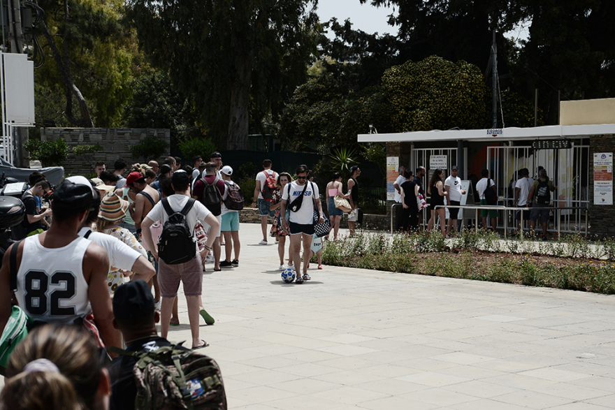 Άρση μέτρων: Χαμός στις παραλίες και σήμερα - Με πετσέτες, αντηλιακά και... αντισηπτικά οι λουόμενοι