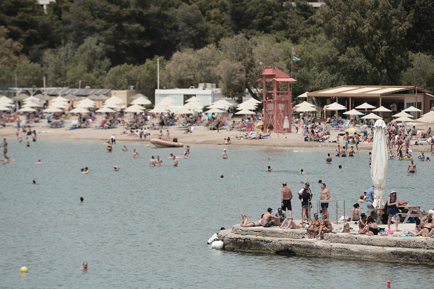 Άρση μέτρων: Χαμός στις παραλίες και σήμερα - Με πετσέτες, αντηλιακά και... αντισηπτικά οι λουόμενοι