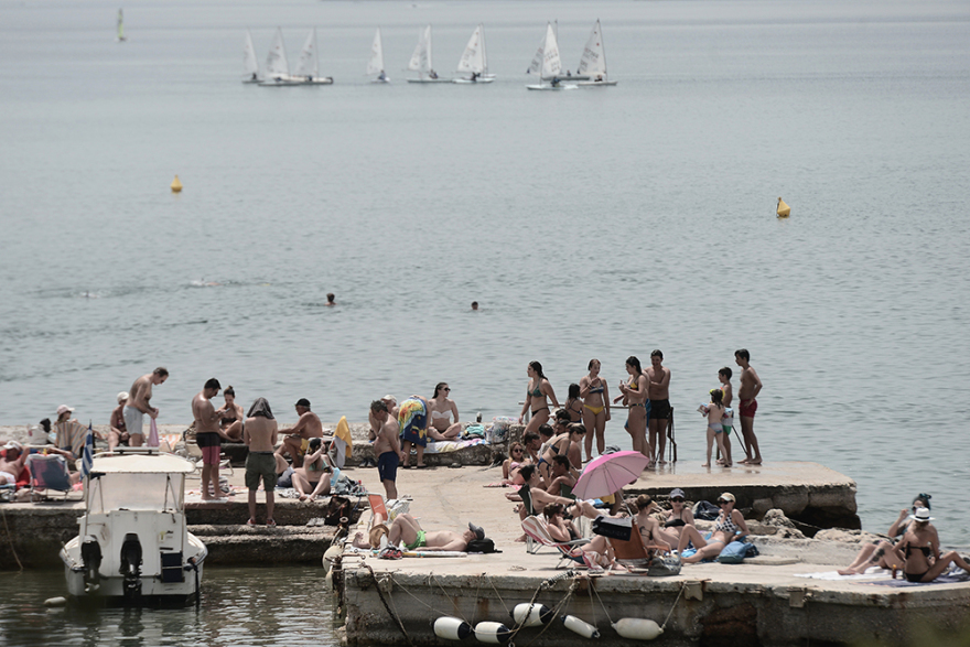 Άρση μέτρων: Χαμός στις παραλίες και σήμερα - Με πετσέτες, αντηλιακά και... αντισηπτικά οι λουόμενοι