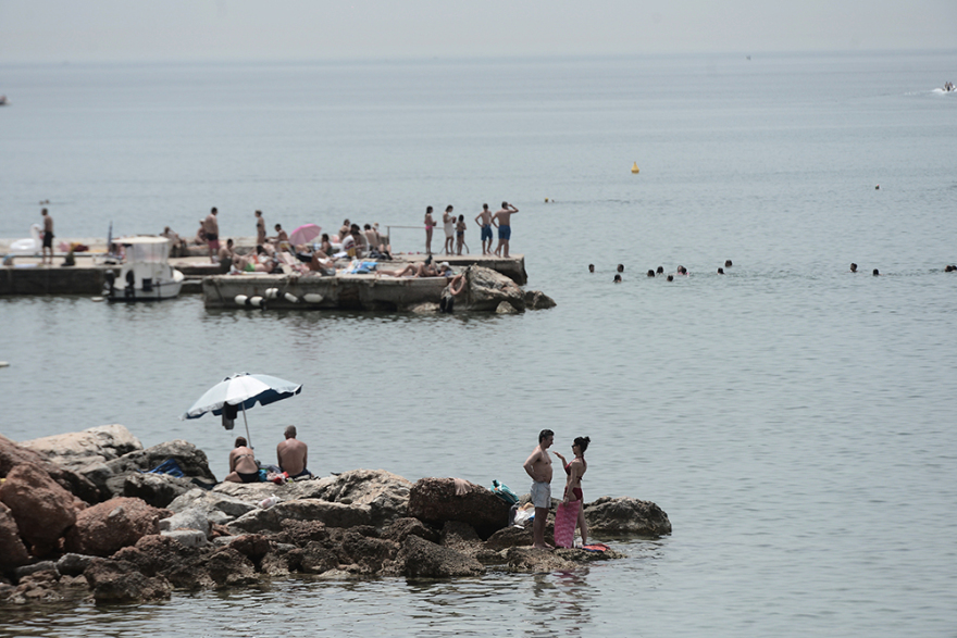 Άρση μέτρων: Χαμός στις παραλίες και σήμερα - Με πετσέτες, αντηλιακά και... αντισηπτικά οι λουόμενοι