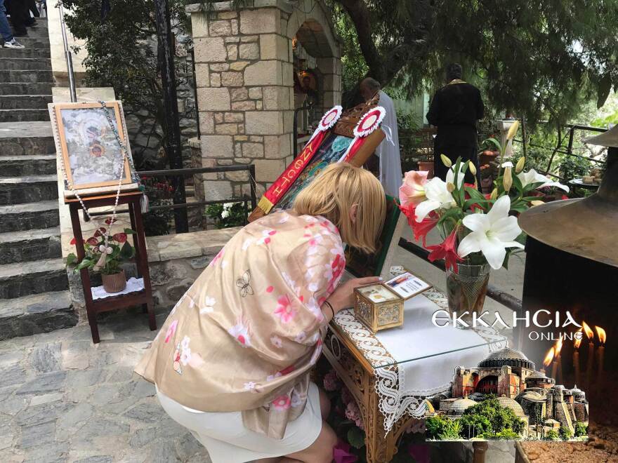 Άρση μέτρων: H Ραχήλ Μακρή κοινώνησε στον Λυκαβηττό