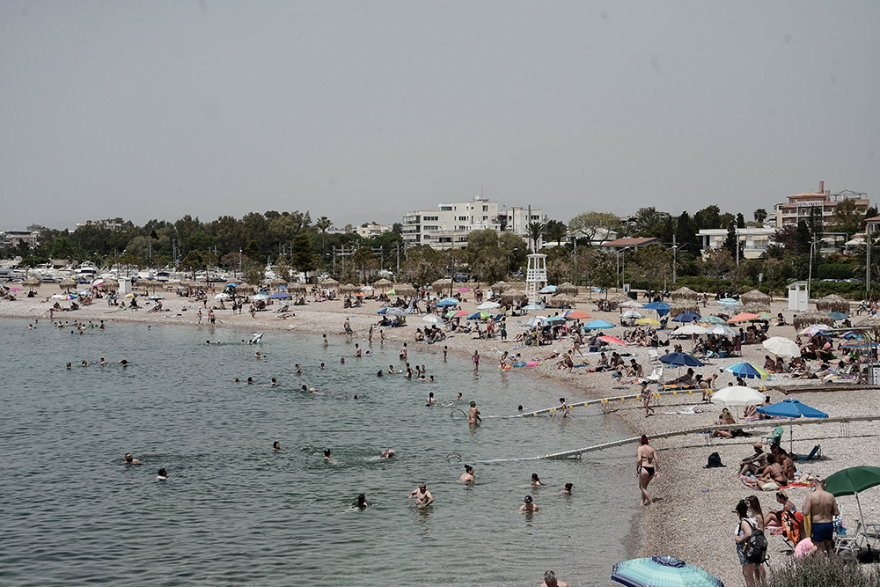 Άρση μέτρων: Χαμός στις παραλίες και σήμερα - Με πετσέτες, αντηλιακά και... αντισηπτικά οι λουόμενοι