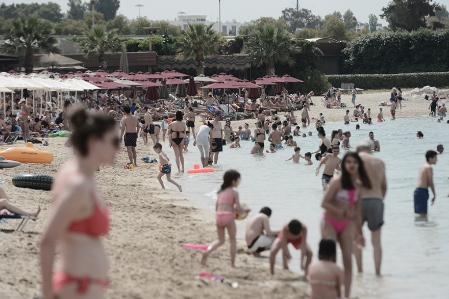 Άρση μέτρων: Χαμός στις παραλίες και σήμερα - Με πετσέτες, αντηλιακά και... αντισηπτικά οι λουόμενοι