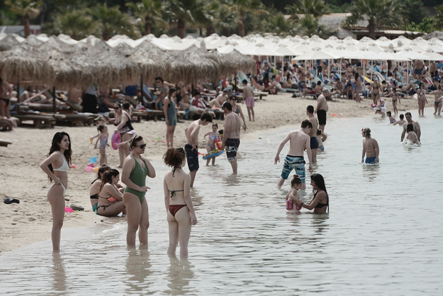 Άρση μέτρων: Χαμός στις παραλίες και σήμερα - Με πετσέτες, αντηλιακά και... αντισηπτικά οι λουόμενοι