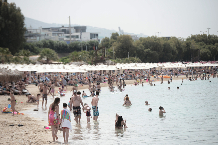 Άρση μέτρων: Χαμός στις παραλίες και σήμερα - Με πετσέτες, αντηλιακά και... αντισηπτικά οι λουόμενοι