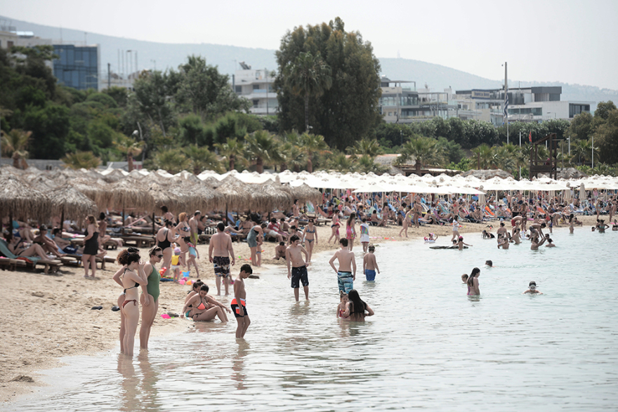 Άρση μέτρων: Χαμός στις παραλίες και σήμερα - Με πετσέτες, αντηλιακά και... αντισηπτικά οι λουόμενοι