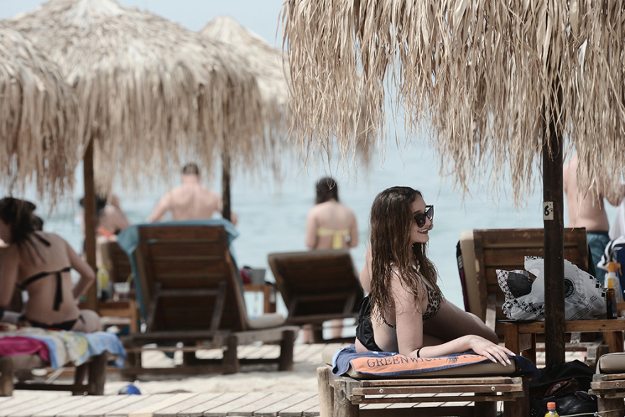 Άρση μέτρων: Χαμός στις παραλίες και σήμερα - Με πετσέτες, αντηλιακά και... αντισηπτικά οι λουόμενοι