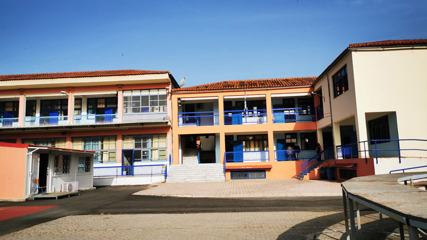 Με αντισηπτικά και αποστάσεις επέστρεψαν στα θρανία οι μαθητές 