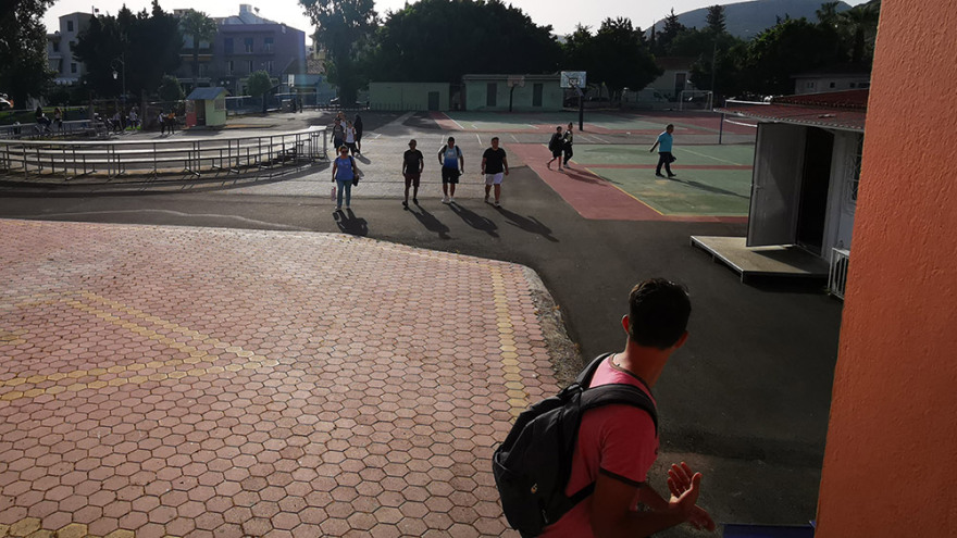 Με αντισηπτικά και αποστάσεις επέστρεψαν στα θρανία οι μαθητές 