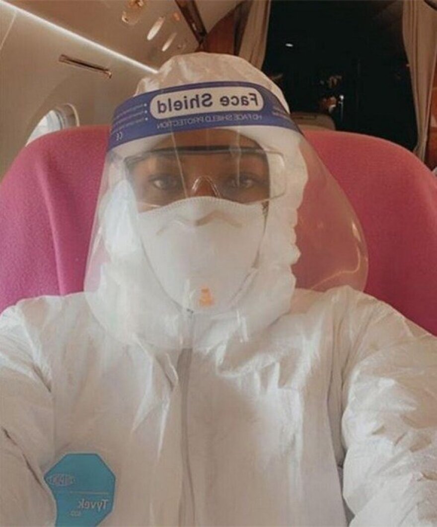 Ναόμι Κάμπελ: Tαξίδεψε με στολή χημικού πολέμου - Δείτε φωτογραφία