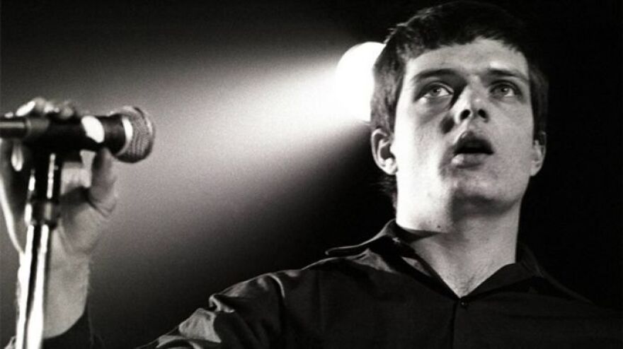 Ian Curtis: Πέρασαν 40 χρόνια από την αυτοκτονία του - Τι λένε σήμερα τα μέλη των Joy Division 