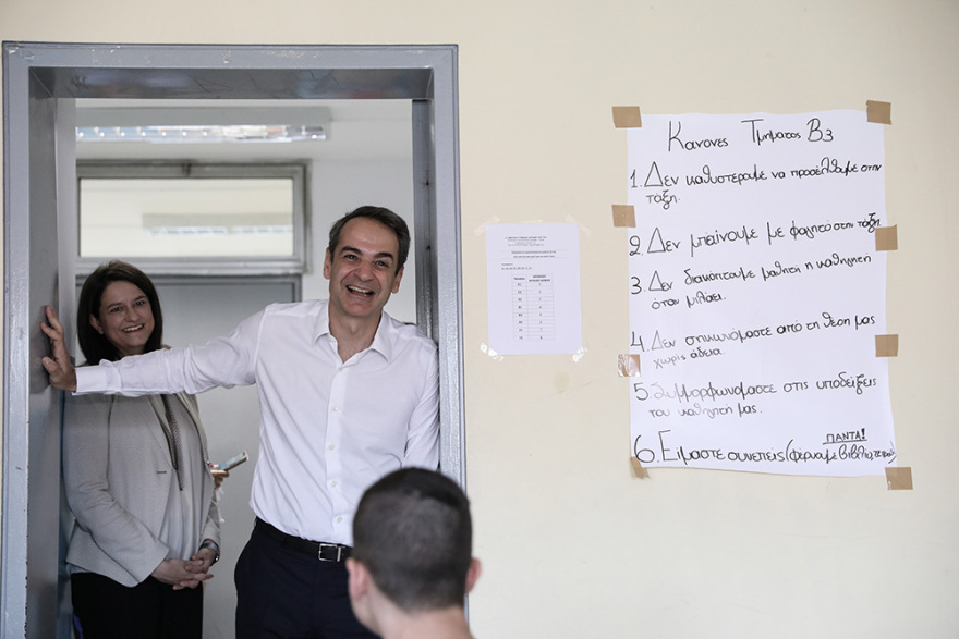 Σε γυμνάσιο στο Παγκράτι ο Μητσοτάκης: «Περάσατε όλοι με άριστα τις εξετάσεις υπευθυνότητας»