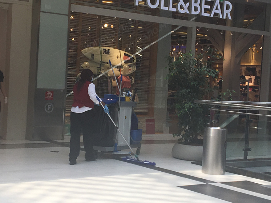 Άρση των μέτρων: Πώς υποδέχτηκαν το άνοιγμα των εμπορικών κέντρων υπάλληλοι και πελάτες