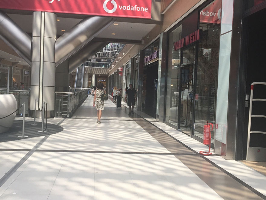 Άρση των μέτρων: Πώς υποδέχτηκαν το άνοιγμα των εμπορικών κέντρων υπάλληλοι και πελάτες