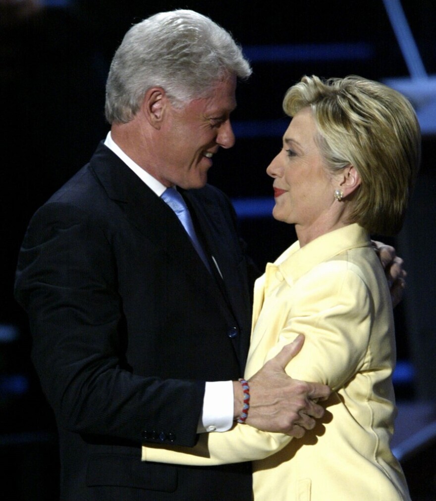 «Οργιάζει» η φαντασία σε νέο βιβλίο: Η Χίλαρι και ο Μπιλ Κλίντον κάνουν... αχαλίνωτο σεξ!