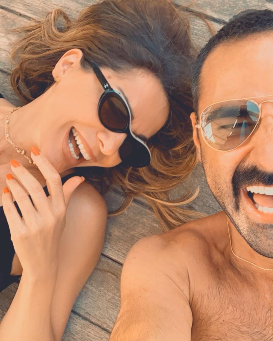 Η Δέσποινα Βανδή έβαλε το μπικίνι της και υποδέχθηκε τους φίλους της, στην πισίνα