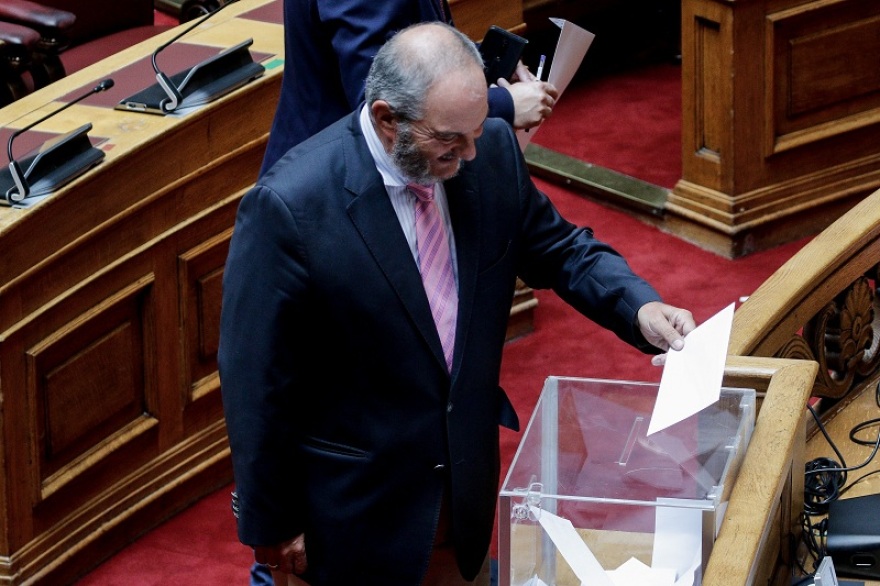 Φωτογραφίες: Τρόμαξαν να αναγνωρίσουν τον Κώστα Καραμανλή στη Βουλή