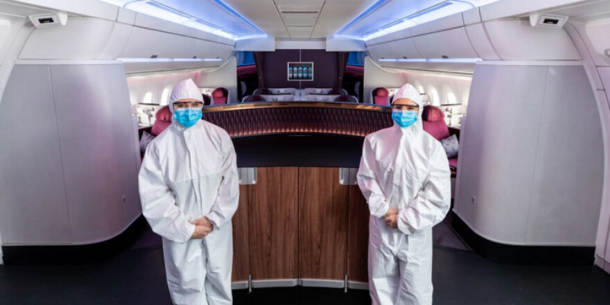 Qatar Airways: Αεροσυνοδοί με ολόσωμες στολές και ειδικά γυαλιά