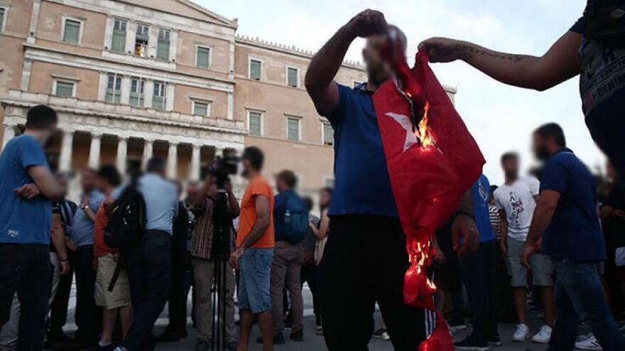 ΥΠΕΞ για κάψιμο τουρκικής σημαίας: Καταδικάζουμε κάθε ενέργεια προσβολής εθνικού συμβόλου 