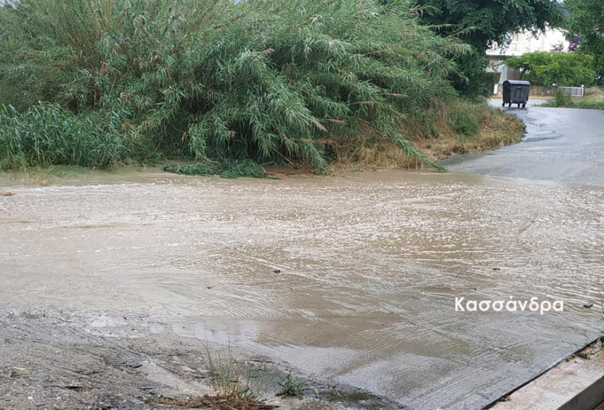 Καιρός: Χείμαρροι και πλημμύρες σε Χαλκιδική και Θεσσαλονίκη - Υποχωρεί η κακοκαιρία