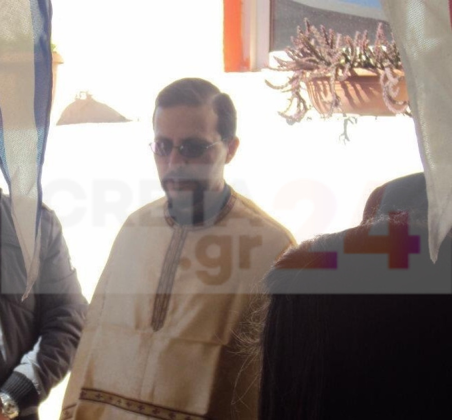 Αν δεν μεταδίδονται ασθένειες με τη Θεία Κοινωνία τότε δεν θα χώριζαν ζευγάρια από θρησκευτικό γάμο, λέει ιερέας 