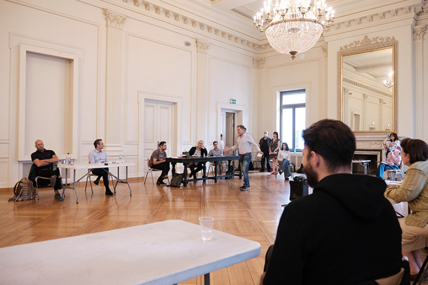 Ο Μητσοτάκης στην πρόβα του Εθνικού Θεάτρου: Δεν θα αφήσουμε ξεκρέμαστους τους ανθρώπους της τέχνης