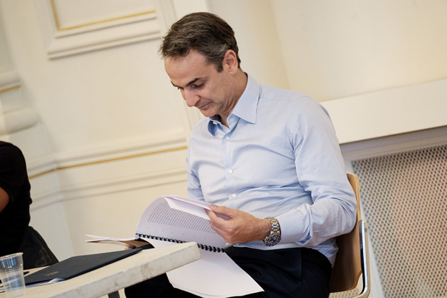 Ο Μητσοτάκης στην πρόβα του Εθνικού Θεάτρου: Δεν θα αφήσουμε ξεκρέμαστους τους ανθρώπους της τέχνης