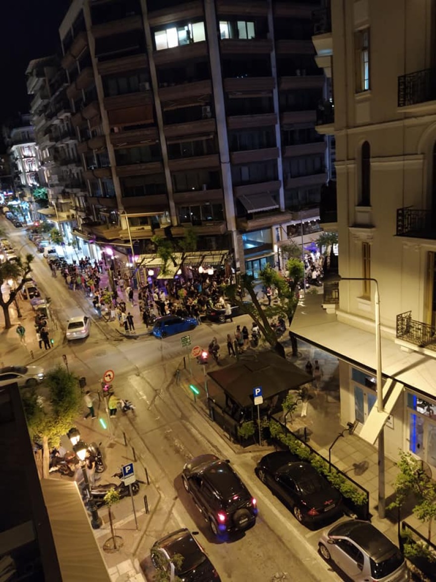 Οι Θεσσαλονικείς επιμένουν στον... συνωστισμό: Take away «πάρτι» έξω από μπαρ (βίντεο, φωτ.)