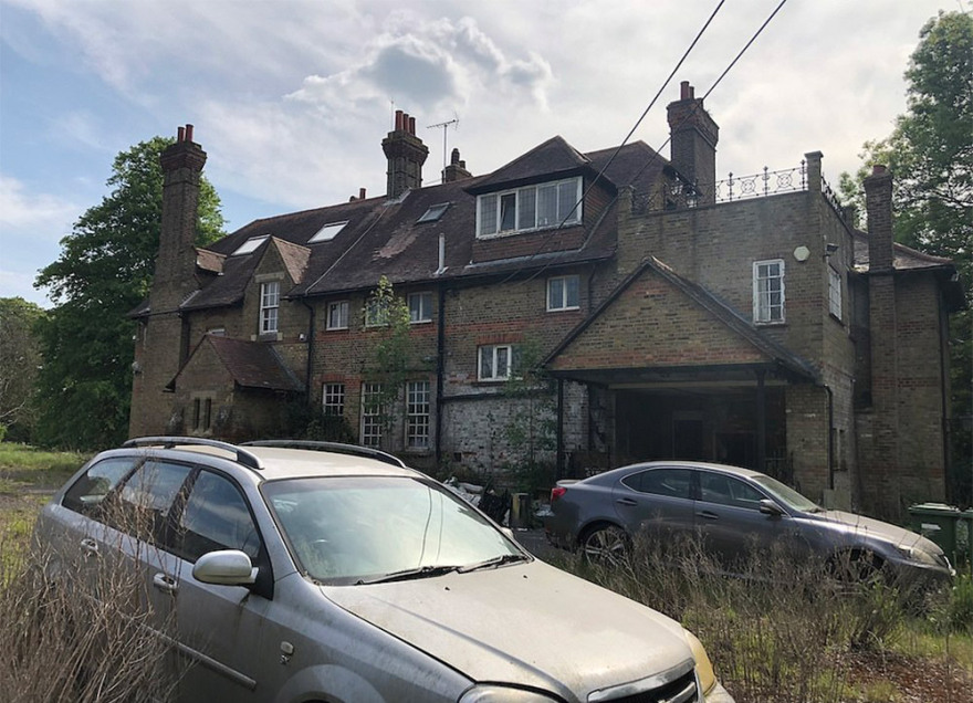 Εξαφάνιση - μυστήριο: Βρέθηκε η βίλα-«φάντασμα» οικογένειας Έλληνα κροίσου στην Αγγλία