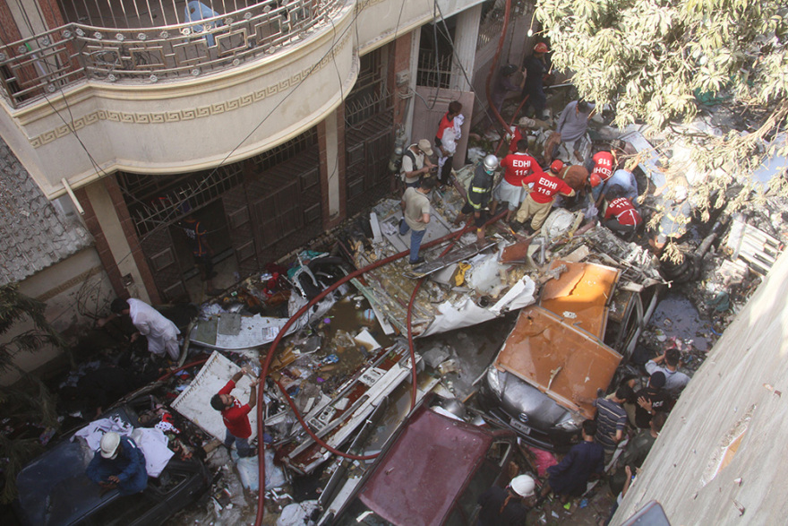Συνετρίβη σε σπίτια αεροσκάφος στο Πακιστάν με 99 επιβαίνοντες 