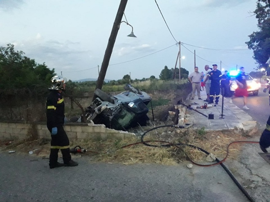 Δείτε φωτογραφίες: Σοβαρό τροχαίο με αγροτικό που έπεσε σε χαντάκι