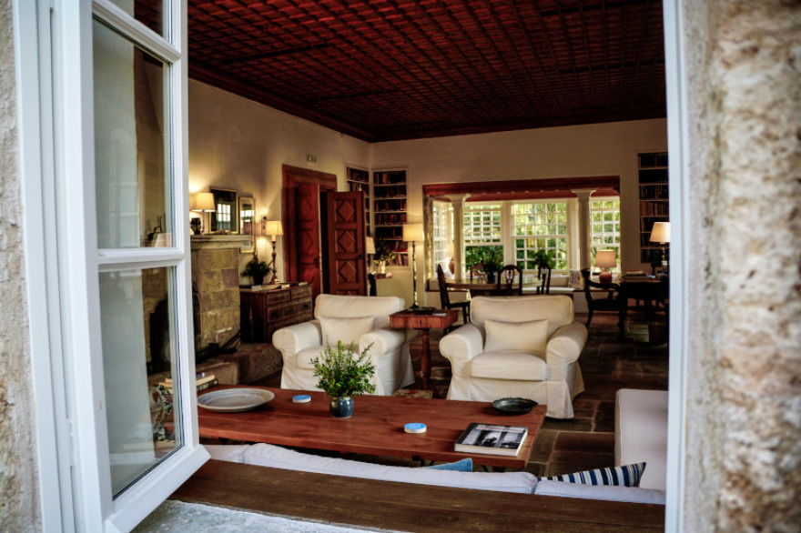 FT: Η Ελλάδα ετοιμάζεται να υποδεχθεί τουρίστες