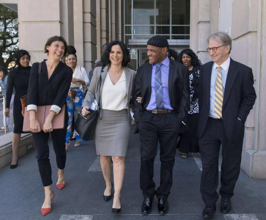 Πέρασε άδικα 37 χρόνια στη φυλακή και σήμερα υποκλίνεται μπροστά του η Αμερική