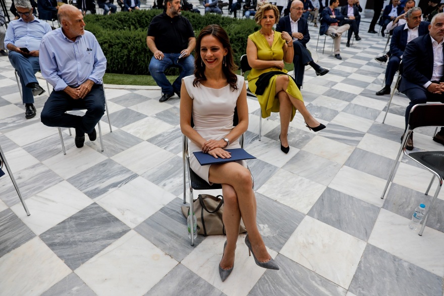 «Μένουμε Όρθιοι 2»: «Έκλεψε την παράσταση» το... μίνι της Έφης Αχτσιόγλου