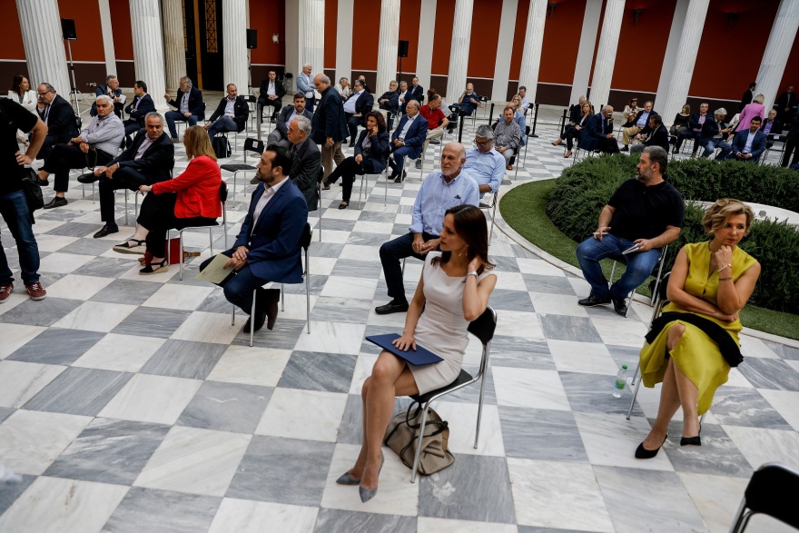 «Μένουμε Όρθιοι 2»: «Έκλεψε την παράσταση» το... μίνι της Έφης Αχτσιόγλου