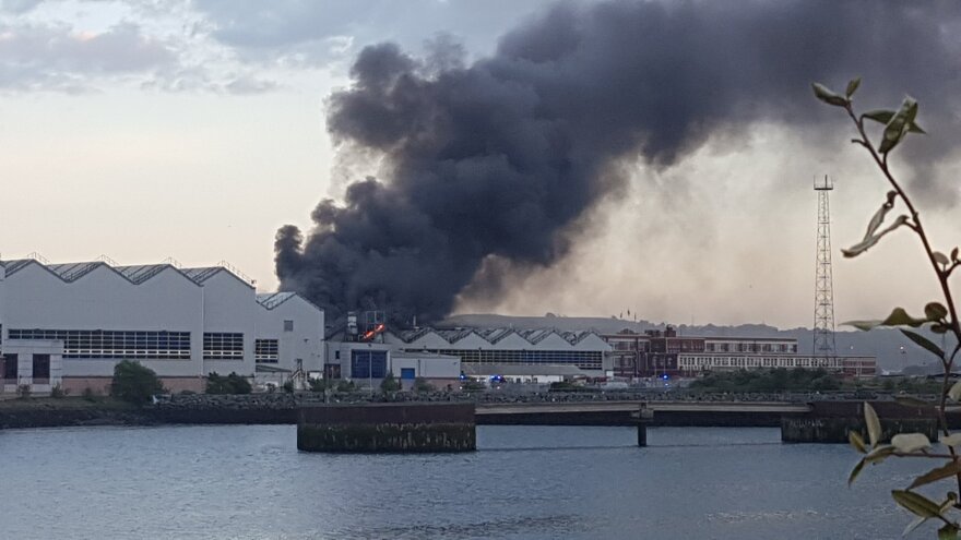 Μπέλφαστ: Μεγάλη φωτιά σε βάση εταιρείας αεροναυπηγικής (βίντεο, φωτ.)