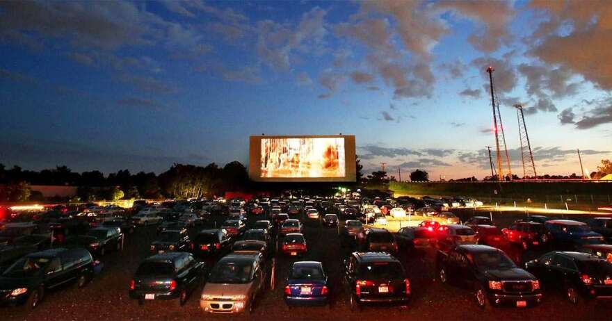 Drive-in σινεμά στο πάρκινγκ του Λυκαβηττού