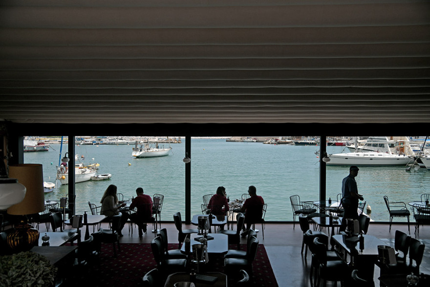 Εστίαση: Με τραπεζάκια έξω η επιστροφή - Κόσμος με... αποστάσεις στα καφέ, υποτονική η κίνηση στα εστιατόρια