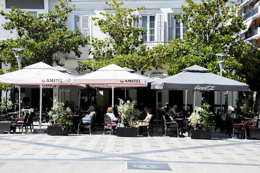 Εστίαση: Με τραπεζάκια έξω η επιστροφή - Κόσμος με... αποστάσεις στα καφέ, υποτονική η κίνηση στα εστιατόρια