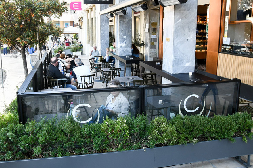 Εστίαση: Με τραπεζάκια έξω η επιστροφή - Κόσμος με... αποστάσεις στα καφέ, υποτονική η κίνηση στα εστιατόρια