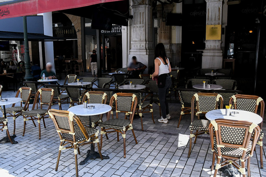 Εστίαση: Με τραπεζάκια έξω η επιστροφή - Κόσμος με... αποστάσεις στα καφέ, υποτονική η κίνηση στα εστιατόρια