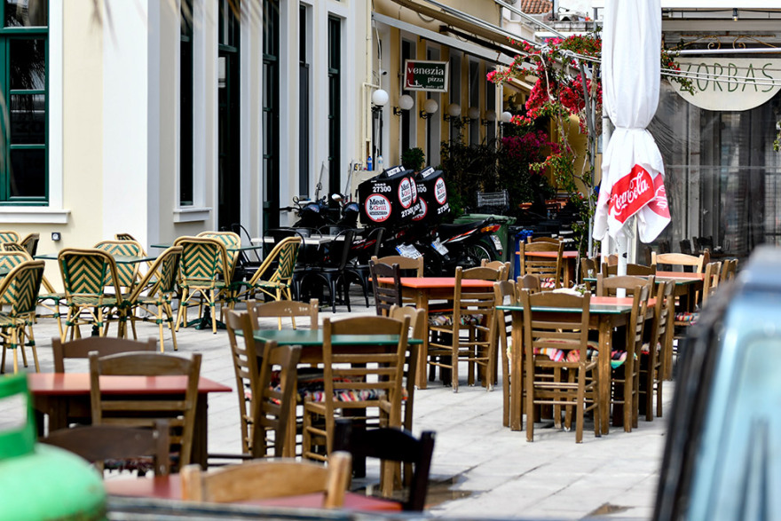 Εστίαση: Με τραπεζάκια έξω η επιστροφή - Κόσμος με... αποστάσεις στα καφέ, υποτονική η κίνηση στα εστιατόρια