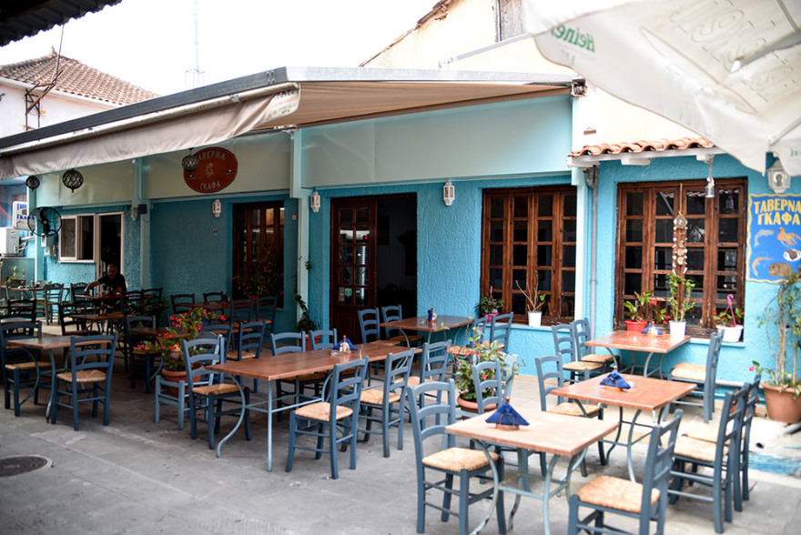 Εστίαση: Με τραπεζάκια έξω η επιστροφή - Κόσμος με... αποστάσεις στα καφέ, υποτονική η κίνηση στα εστιατόρια