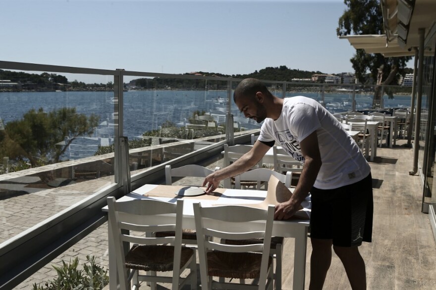 Ξένα ΜΜΕ: «H Eλλάδα ετοιμάζεται για τους τουρίστες του καλοκαιριού»