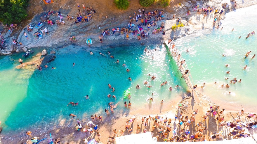 To ΘΕΜΑ 104,6 κερνάει... Κοιλάδα Αχελώου: Καλάθια με τοπικά προϊόντα για τους πιστούς και τυχερούς ακροατές 