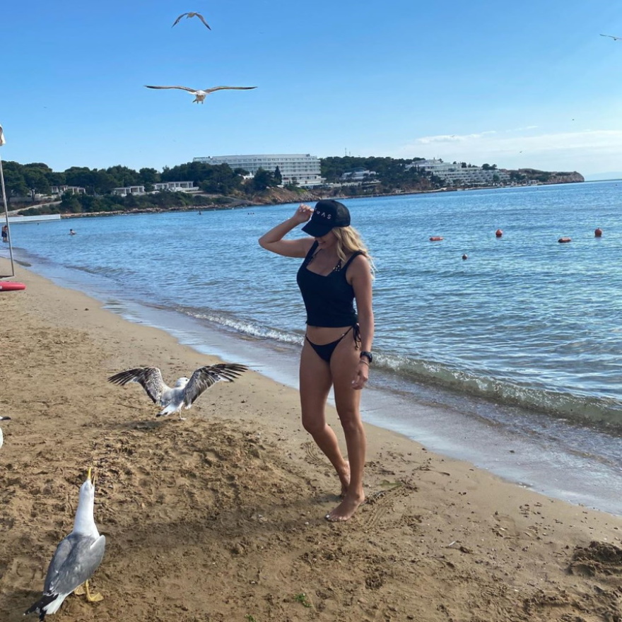 Η Κωνσταντίνα Σπυροπούλου έβαλε το μαγιό της και απόλαυσε παιχνίδια στη θαλάσσα 