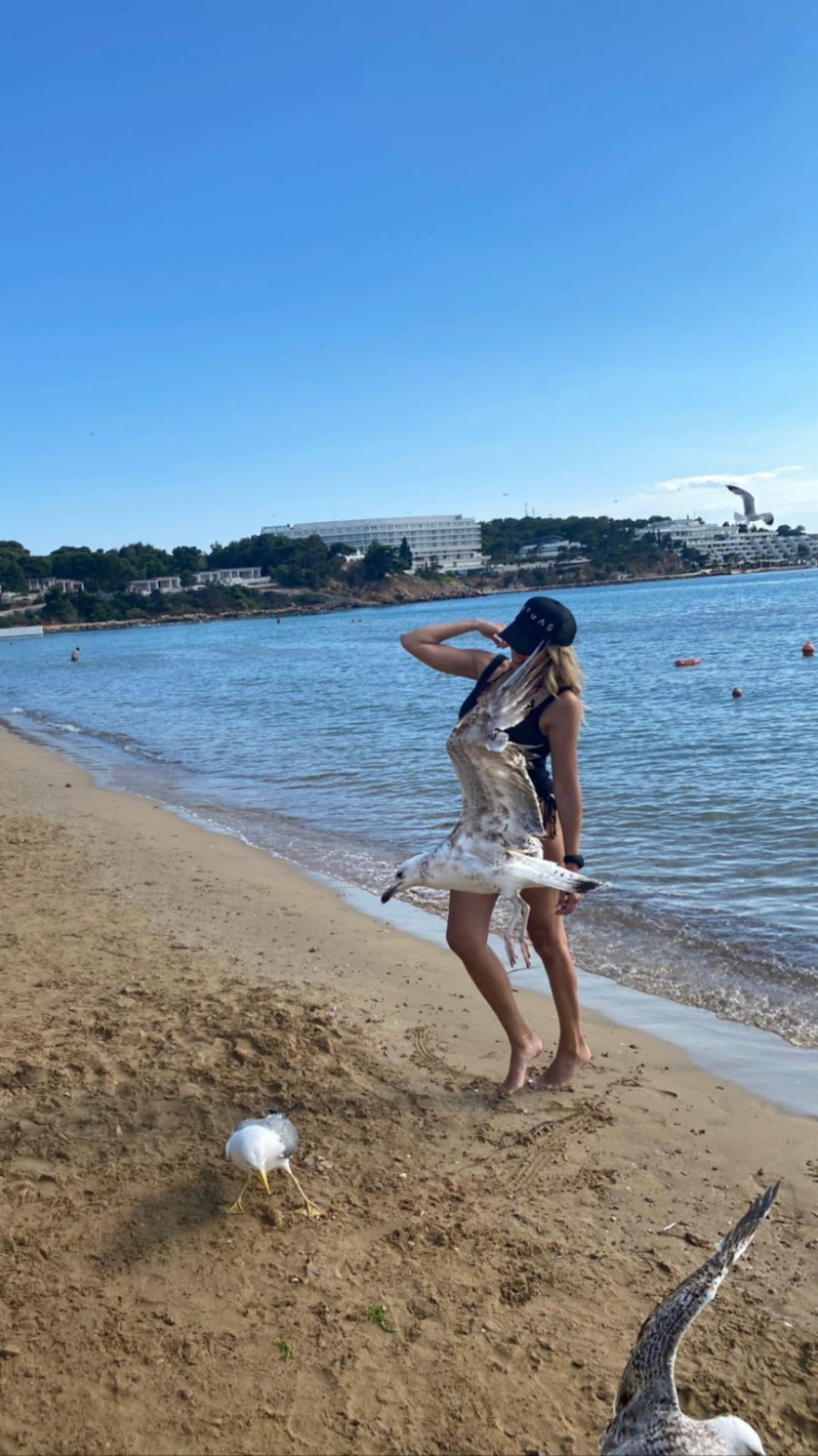 Η Κωνσταντίνα Σπυροπούλου έβαλε το μαγιό της και απόλαυσε παιχνίδια στη θαλάσσα 