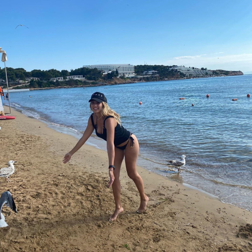 Η Κωνσταντίνα Σπυροπούλου έβαλε το μαγιό της και απόλαυσε παιχνίδια στη θαλάσσα 